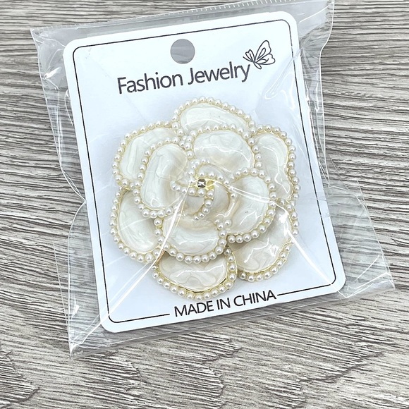NEW- Camellia Flower Brooch with Faux Pearls White Pearl Gold Tone 1.5" - Picture 4 of 8